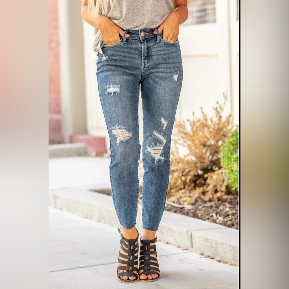 Judy Blue Vintage Relaxed Fit Distressed & Raw Hem Women’s Jeans 5/27 - Picture 1 of 8